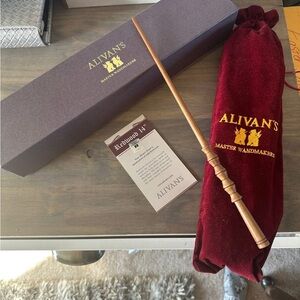 Alivan's Collectors Redwood Wand with Velvet Pouch